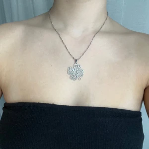 Fyrklöver halsband - Fyrklöver silverfärgat halsband 💕 Frakt: 15kr eller 29kr (spårbart)