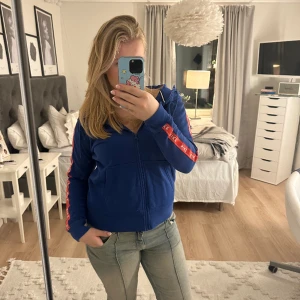 Blå huvtröjor  - Super snygg huvtröjor med dragkedja varsamt andvänd utan defekter andvänd ett par gonger 💕