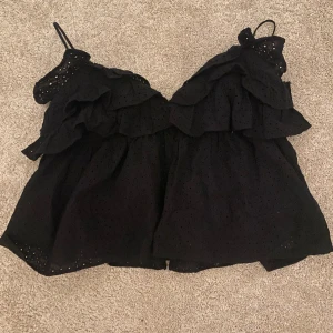 Svart Linne/Blus - Svart linne från zara som nästan ser ut som en blus❣️ Jag köpte den för cirka 2 år sen så den säljs inte längre! Den har två knappar där bak och så är den lite öppen i ryggen. Har bara använt ungefär 3/4 gånger då den är för liten🩵