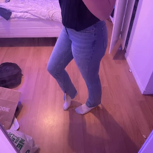 Blåa Jens  - Ett par högmidjade blåa Jens med slits i från Gina Tricot, aldrig andvönda endast testade. Stolek 40 Ny pris 500kr 