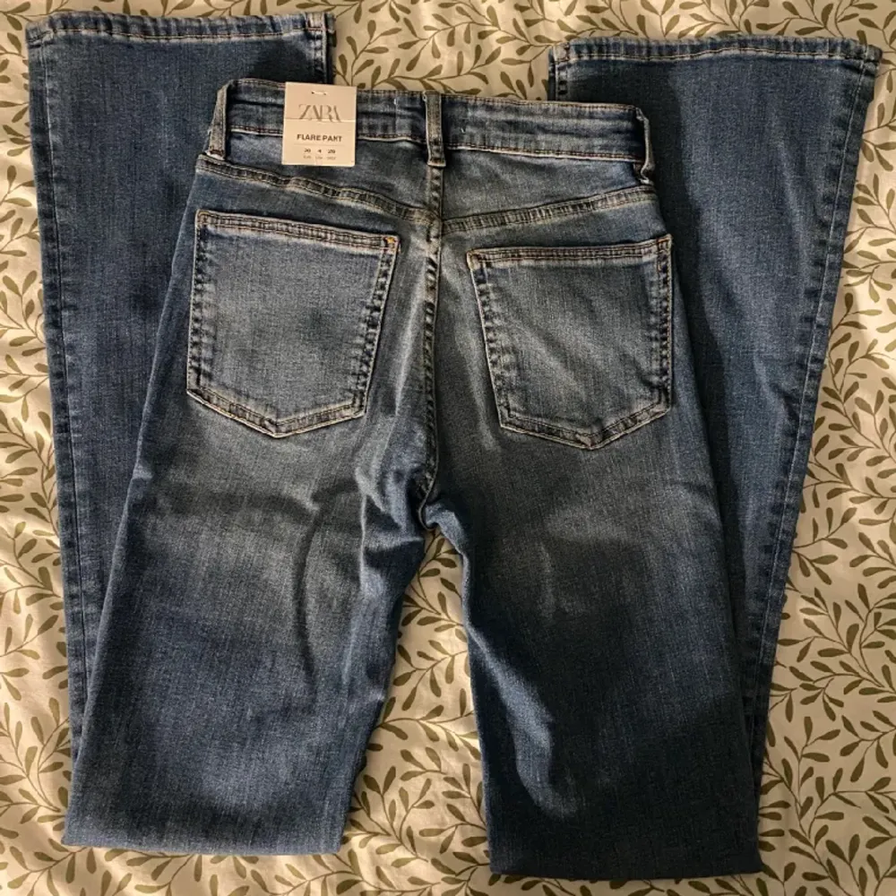 Helt nya flare jeans från Zara i storlek 36. I en jättefin tvättad blå färg, som också är helt slutsåld hos Zara. För bilder på rekommenderar jag att söka upp referensnumret som finns på prislappen i sista bilden, eller så kan du fråga mig! Medelhög midja. Jeans & Byxor.