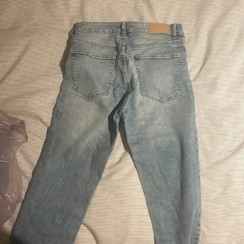 Storlek 36. säljs (åt systern) då dem är alldeles för små för henne. Färg: blå. Straight fit.. Jeans & Byxor.