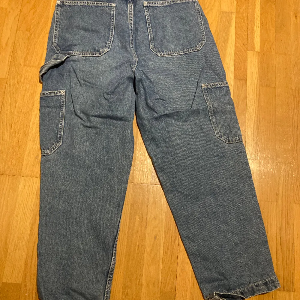 Ankelkorta jeans med hög midja  Knappt använda . Jeans & Byxor.