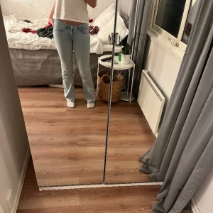 Low waist bootcut  - Skit snygga jeans från hm. Jätte sköna med låg midja och utsvängda i benen. Säljer för att dom inte kommer till användning. Storlek 38 men passar även (36/S)💗