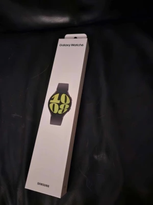 Samsung galaxy watch 6 helt ny i förpackning oöppnad - En samsung galaxy watch 6 som är helt ny i förpackning aldrig öppnad ligher i dagens läge på 4000 säljer för 3000 