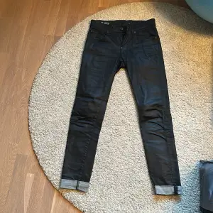 Jeans från G-star raw med glansig yta. Fint skick. W30 L34
