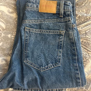 Weekday jeans - Blåa jeans från Weekday, modell ROWE storlek 24/30