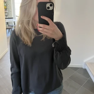 Blus - Säljer denna gråa blusen!