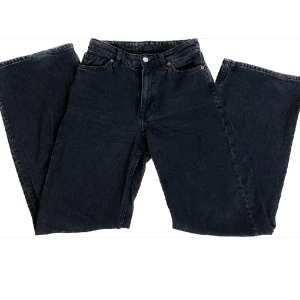 Svarta jeans Monki - Svarta högmidjade jeans från monki i storlek 24.