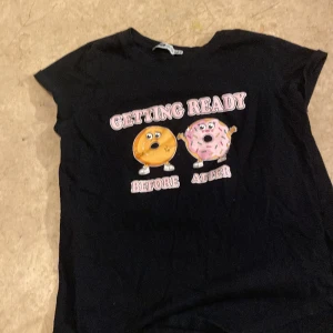 T-shirt   - T-shirt i bra skick änväd cirka 5 gånger. Säljer då den inte kommer till användning i min garderob❤️