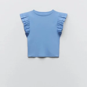 Zara topp men volang  - Säljer min blåa Zara topp då den inte kommit till användning sen jag köpte den.  Är i jättebra skick 🩵