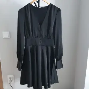 Fin svart klänning från bikbok. Gott skick använd ett fåtal gånger. 