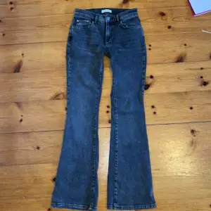 Jättefina svarta lågmidjade jeans från Gina. Säljer för att de är lite korta på mig som är 173cm och de är lite försmå i midjan. De är i storlek 34 men skulle säga att de är LITE små i storleken. Köparen står för frakten!❤️