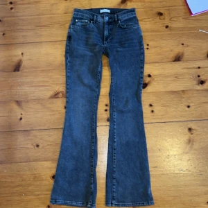 Lågmidjade jeans - Jättefina svarta lågmidjade jeans från Gina. Säljer för att de är lite korta på mig som är 173cm och de är lite försmå i midjan. De är i storlek 34 men skulle säga att de är LITE små i storleken. Köparen står för frakten!❤️