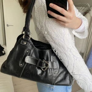 Vintage väska - Super cool vintage väska, säljer då den inte längre kommer till användning, den är från märket Vezzano, gammal men den är i väldigt bra skick🤗