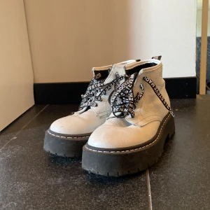Steve Madden skor - Ett par jättecoola Steve Madden skor i storlek 39. Sällan andvända och i fint skick:) Nypris omkring 400kr