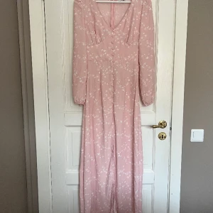 Klänning från Nelly x Glamorous - Ljusrosa klänning från Nelly x Glamorous i strl 34. Använd fåtalet gånger så är i jättefint skick.