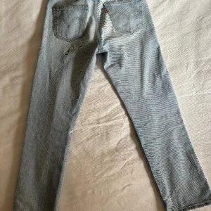 Levis 501 - Säljer 3 par Levis 501 i olika tvättar! Detta par är dem ljusaste i strl w28 l30. Sköna jeans skick 9-10 snyggt slitna vid foten. Skriv om pris frågor eller fler bilder! Dom ser ut som zebra mönster på bilderna vilket dom inte är
