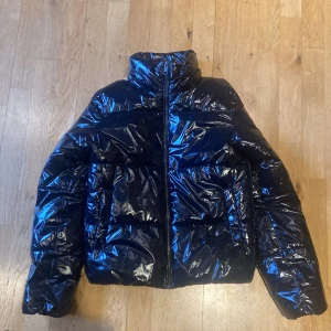 Jättefin jacka från Nelly - Säljer denna jacka från Nelly eftersom att den är inte riktigt min stil! Skriv för fler bilder!  Modellen är 174cm lång och har storleken XS. Nypris: 799kr