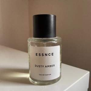 Parfym från Essence, lite mer en halva kvar, ny pris 350kr. Den är inspirerad av Carolina Herrera’s doft Good girl.