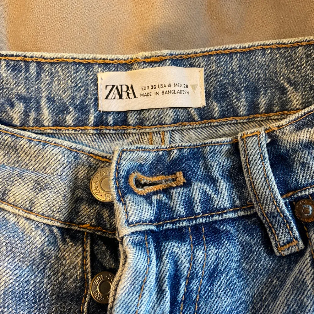 Skitsnygga perfekta, raka jeans från Zara med hål på bakre fickan!❤️ mina företetta absoluta favoritbyxor, men har tyvärr nu blivit för små:( Angående längden så sitter de perfekt på mig som är mer eller mindre 166cm, ordpris ca 500kr. Jeans & Byxor.