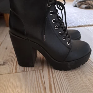 Högklackade boots - Högklackade boots som jag köpte från h&m men inte fått använding för💕💕 de är alltså i nyskick utan defekter och storlek 37.