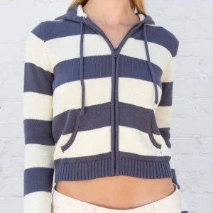 Brandy Melville zip-up - Säljer denna söta tröja då den inte används. Är i bra skick, inga defekter! Pris går att diskutera 💗