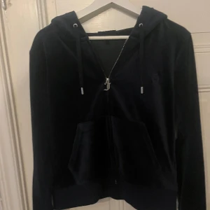 Juicy Couture - Säljer juicy couture i storlek XL (passar L) i marin blått eftersom den ej kommer till användning, använd ca 2-3 gånger