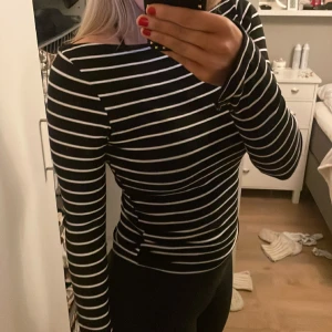 Tight tröja - Svart och vit randig tröja med båturrigning uppe vid halsen. 