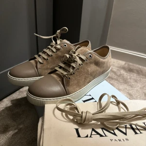 Lanvin DB1 - Säljer dessa Lanvin i storlek 42. Dom är aldrig använda och kommer med alla tillbehör. Nypris 4300kr. Skriv vid eventuella frågor!