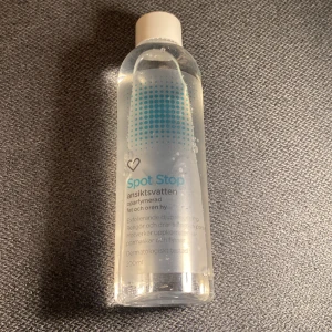 Spot Stop ansiktsvatten  - Toner/ansiktsvatten, jättebra till finnar, oparfymerad, till fet och oren hy, rengör porer, djuprengöring, använt några gånger men ni ser hur mycket det är kvar 