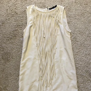 Klänning  - En snygg vit klänning! 💗perfekt till studenten. 