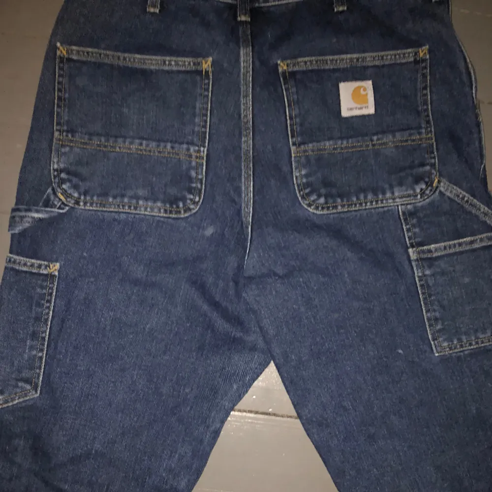 Feta Carhartt single knees, säljer pga att de är för långa 💯 Pris kan diskuteras (kan även tänka mig att byta mot andra byxor). Jeans & Byxor.