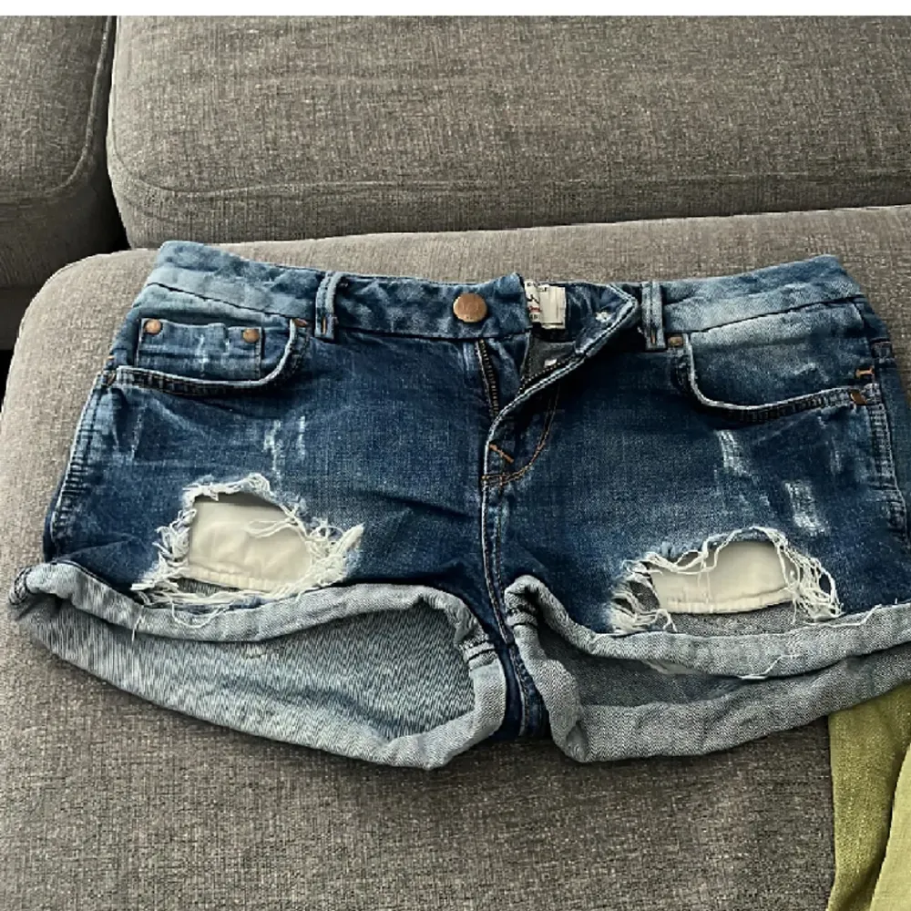 Säljer nu dessa snygga ltb shorts, dom är köpta begagnat på sellpy men aldrig använda av mig. Jag tycker själv att byxorna är i ny skick. Det står storlek M men skulle säga att dom är S, 40 cm rakt över, shortsen är lågmidjade💕 pris kan diskuteras. Shorts.