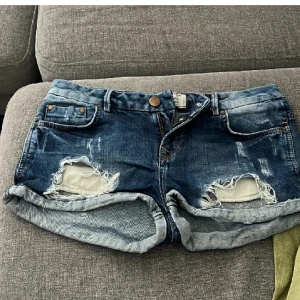 ltb shorts - Säljer nu dessa snygga ltb shorts, dom är köpta begagnat på sellpy men aldrig använda av mig. Jag tycker själv att byxorna är i ny skick. Det står storlek M men skulle säga att dom är S, 40 cm rakt över, shortsen är lågmidjade💕 pris kan diskuteras