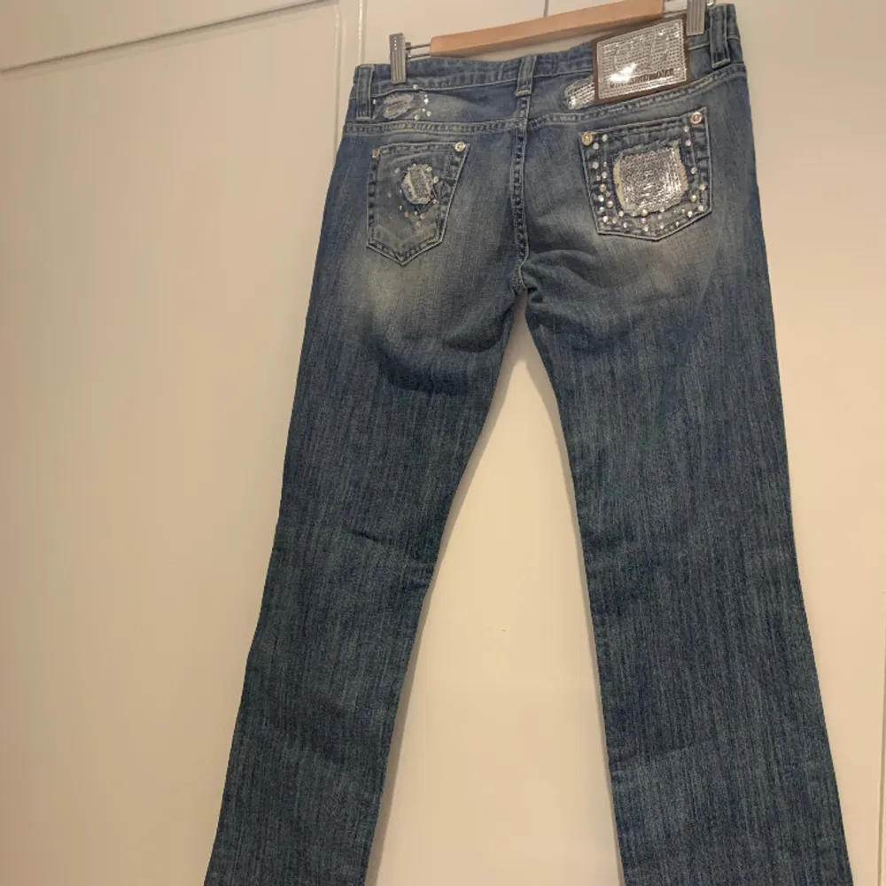 Ett par raka jeans från dior med paljetter. Bra skick utan några defekter. . Jeans & Byxor.