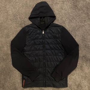 Prada cardigan  - Tjena säljer denna Prada cardigan då den inte kommer till användning storlek S och är i mycket fint skick 9/10 nypris väldigt högt 