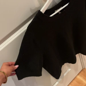 Kortärmad stickad tröja  - Den trendiga eftertraktade stickade kortärmade tröjan från H&M