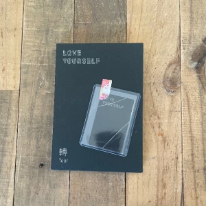 Bts - Love Yourself - Love yourself - Tear, 1 photocard ingår. Köpare står för frakt, skicka dm om du har några frågor! <3