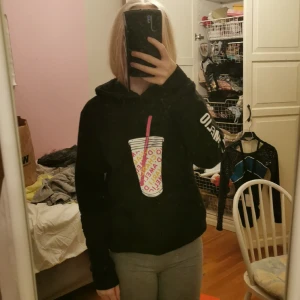 Charli damelio hoodie - Hoodie med tryck. Charli damelio tryck på armar och framsida. Använd några gånger. 