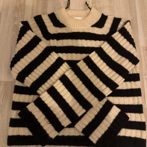 Beige & marinblå tröja - Säljer min oanvända tröja från hm då jag har en liknande. Syns inte så bra på bilden men tröjan är beige och barinblå (skriv priv för bättre bilder) 💕