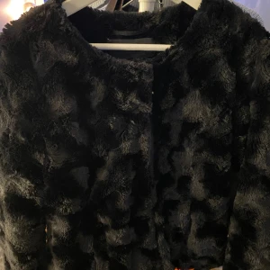 Fin jacka Vero Moda - Fin jacka från Vero Moda, storlek M men sitter som S/M, köpt för 500kr, knappt använd så inga defekter 💕☺️