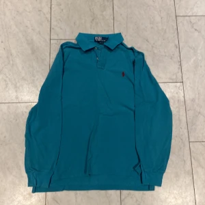 Ralph Lauren pike - Säljer en ralph lauren pike i gott skick, storlek L. Perfekt inför sommaren!