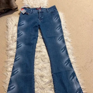 Lowwaist jeans med mönster!  - Så snygga lågmidjade jeans med något slags mönster/figurer på. Storlek M och passar perfekt u längden på mig som är 178 cm lång! Funkar också bra för kortare personer, hör av er vid frågor <3