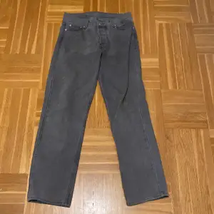 Sweet sktbs jeans i fint skick säljer för de inte är min stil längre de är ganska Baggy och sköna