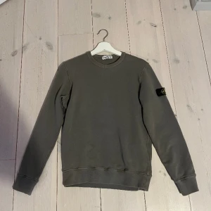 Stone Island Tröja - Hej! Säljer nu min Stone Island tröja då den har blivit för liten för mig. Den är i storlek 160. Den är köpt på NK för 1400kr. Mitt pris: 600kr. Hör av er för frågor!