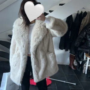 Pälsjacka - Säljer denna supersnygga och trendiga fake pälsjackan från Ginatricot. Använd ca 2-3 gånger, nyskick, säljs pga kommer inte till användning. 