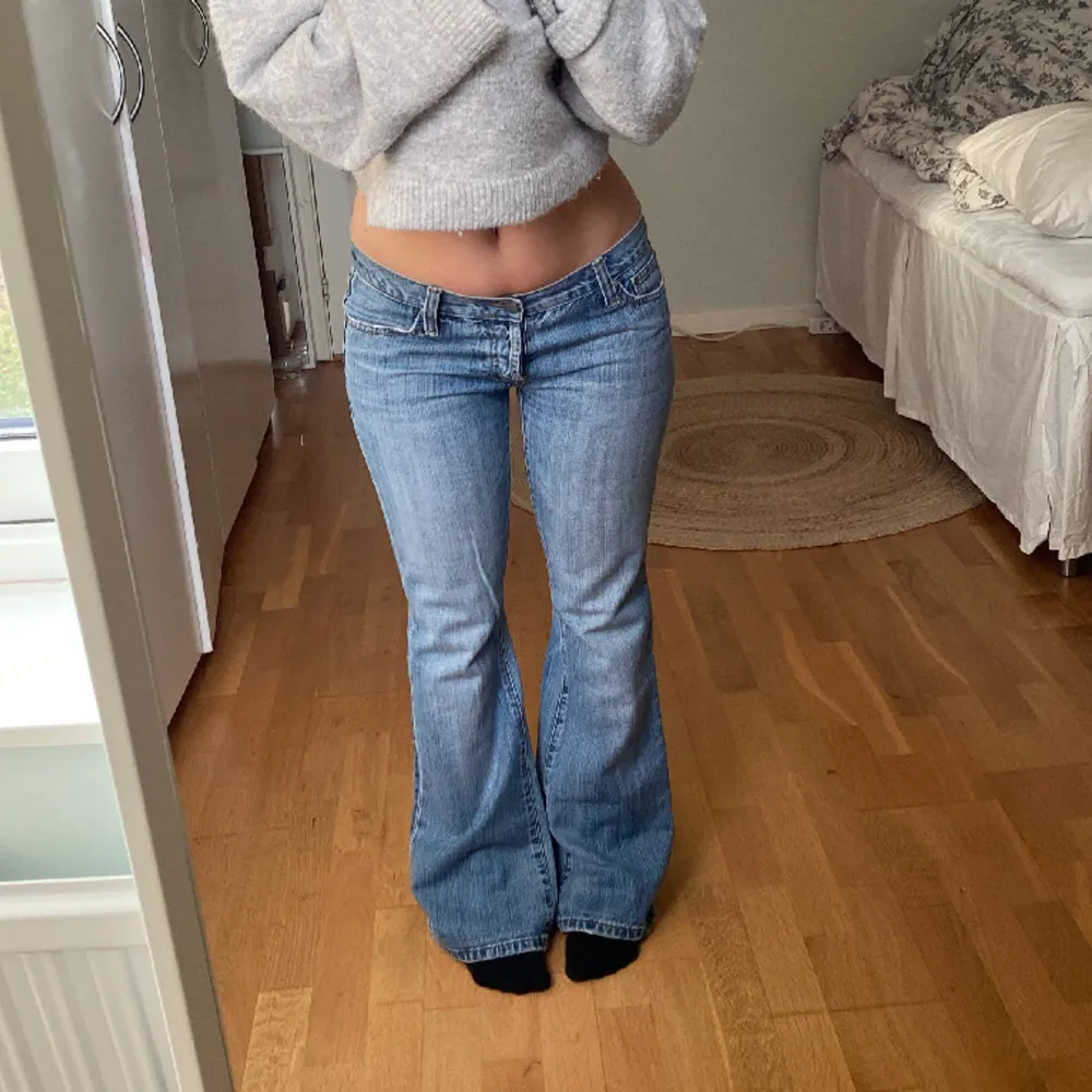 As snygga low waisted bootcut jeans. Storlek w31 l32 men jag skulle säga att dem är i storlek w30, midjemått 41,7cm Innerbenslängd 76cm. Kolla min profil för liknande 💕☺️. Jeans & Byxor.