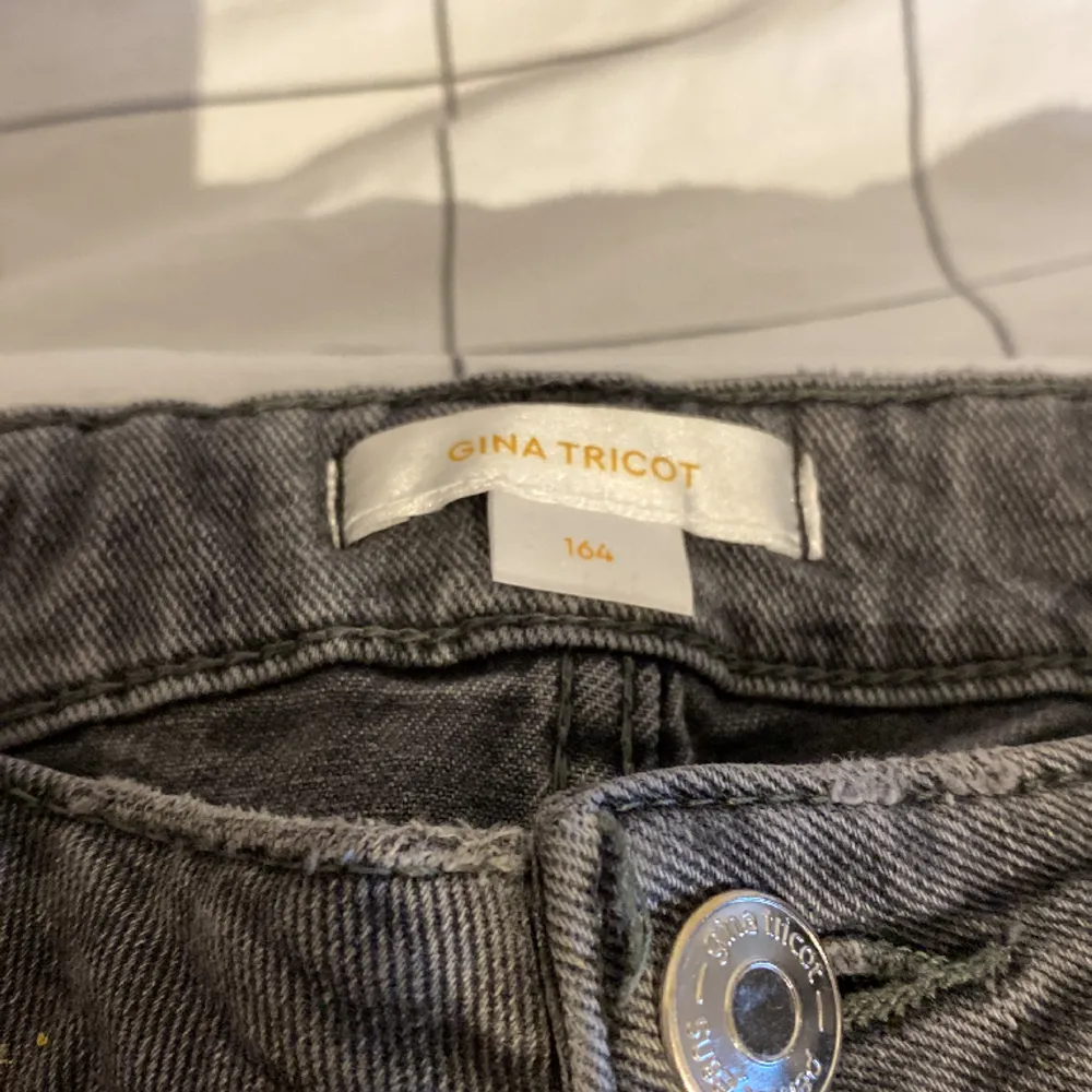 Säljer mina grå/svarta lågmidjade bootcut jeans från Gina Tricot Young pga dom inte kommer till användning, strl 164 men uppsydda en liten bit men tror fof att dom passar den som har 164, skicket är 7/10. Pris kan diskuteras vid snabb affär 🩷. Jeans & Byxor.