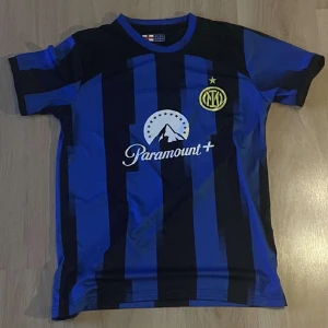 Inter fotbollströja  - En ny fotbollströja som var för stor för mig så den är i nytt skick. Utgångspriset 349